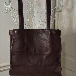 Brown Leather Shoulder Bag.
Pm 20